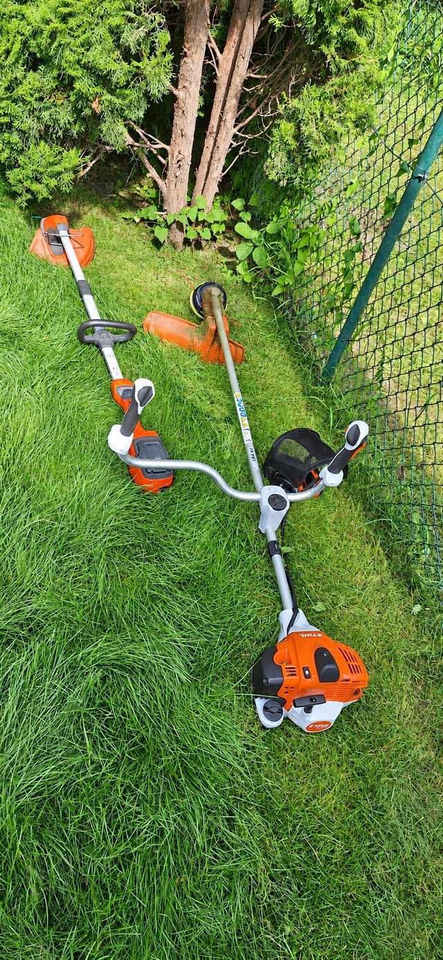 Kosa spalinowa Stihl na gęstym, zielonym trawniku